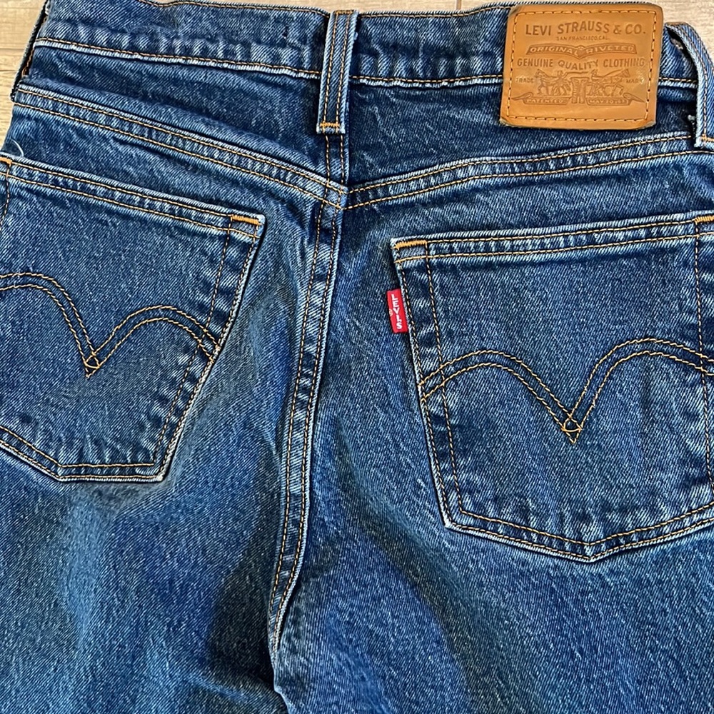 Levi’s Women’s Jeans Size: 25 WEDGIE STRAIGHT Color: Blue Button-fly